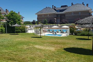 Urbanización con piscina y zonas ajardinadas atendida por AST